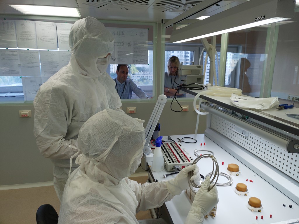 Véronique Dehant (à l’arrière) veille sur son instrument, testé en chambre stérile