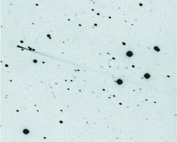 Fotografische plaat van komeet (7968) Elst-Pizarro. Het spoor van de komeet is zichtbaar aan de linkerkant van het beeld. 