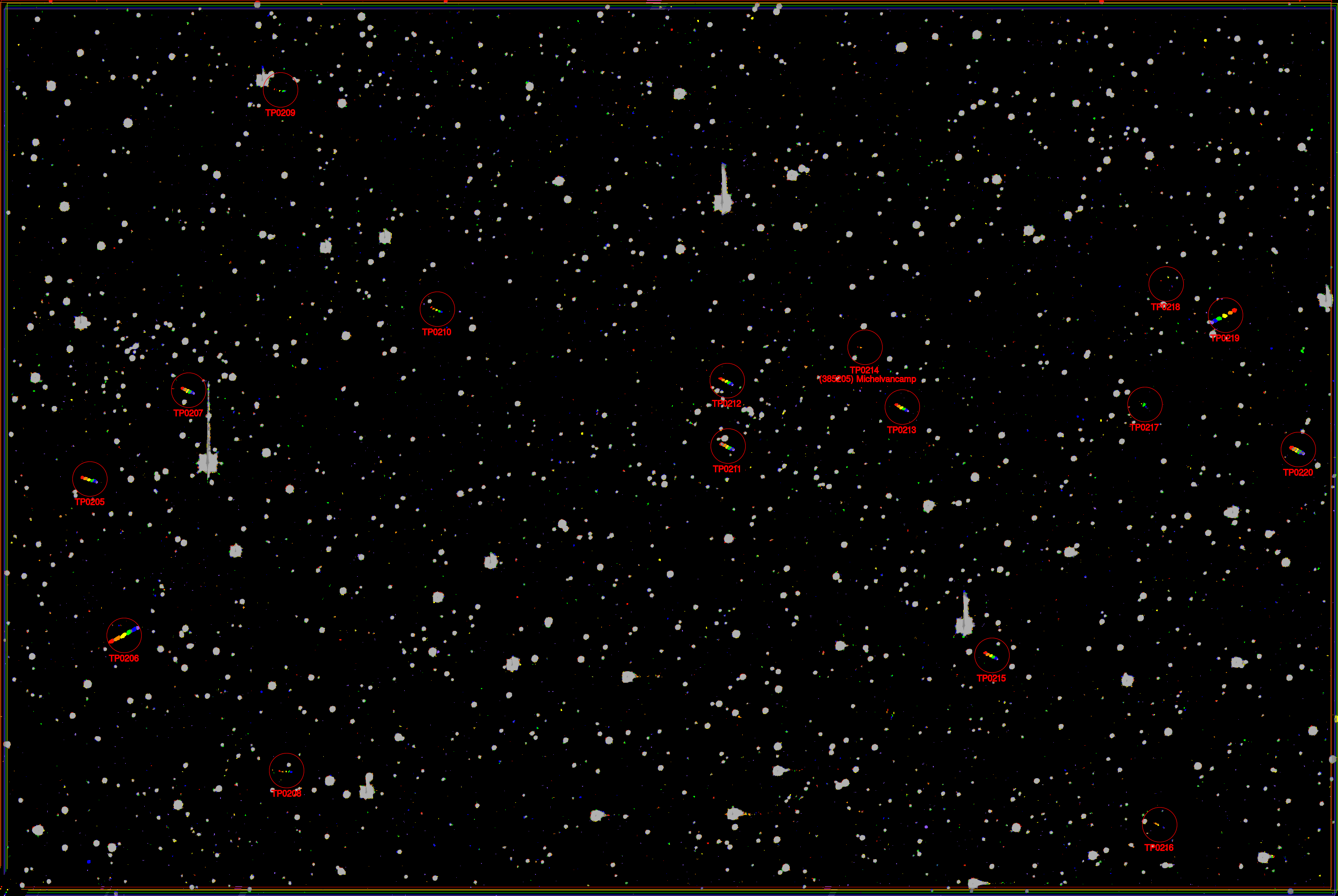 Figure 6 : Compilation de six images CCD consécutives prises à Uccle par Thierry Pauwels dans la nuit du 20 au 21 septembre 1999. L’image montre 16 astéroïdes, ce qui est le plus grand nombre jamais observé dans un seul champ de vision de la caméra CCD du télescope Uccle Schmidt. Sur ces 16 astéroïdes, 6 à 8 ont été découverts à Uccle. L’astéroïde (385205) Michelvancamp est annoté ici comme « TP0214 ». Les astéroïdes apparaissent comme un collier de perles aux couleurs de l’arc-en-ciel, tandis que les étoiles apparaissent comme des points gris et le bruit de l’image comme des points d’une seule couleur.
