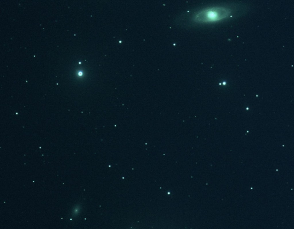 Figuur 2: Eén van de eerste beelden van de ILMT, bestaande uit een superpositie van drie afzonderlijke waarnemingen in drie verschillende kleuren van een klein deel van de sterrenhemel met daarin het sterrenstelsel NGC 4274 (rechterbovenhoek).