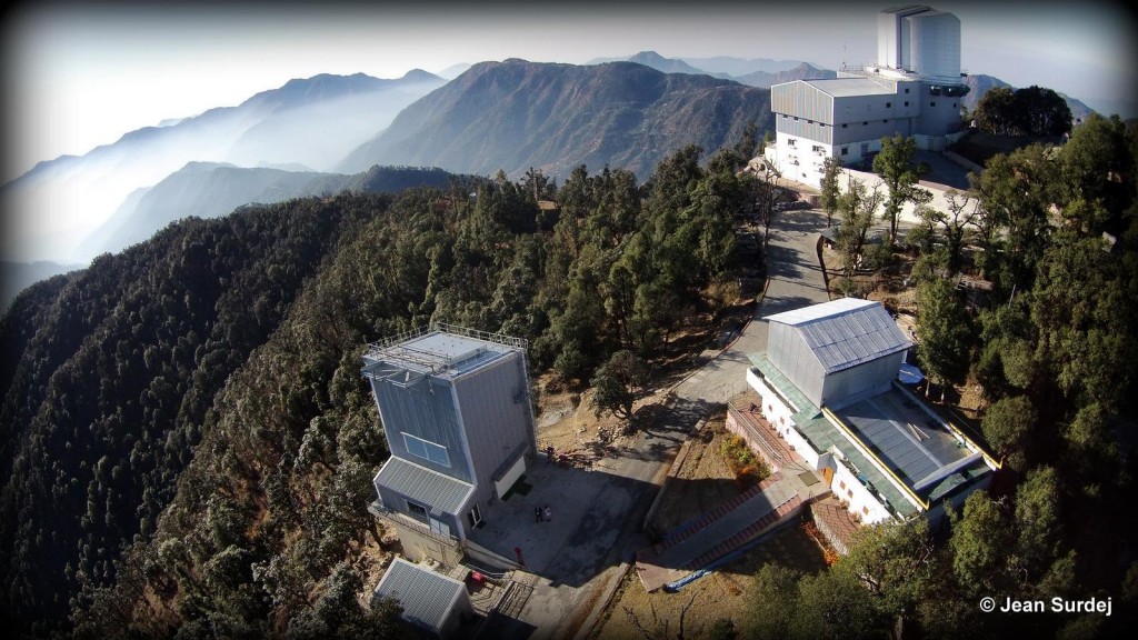 Figuur 1: Een luchtfoto van het Devasthal observatorium met de ILMT met een grootte van 4 meter (linksonder), de optische telescoop met een grootte van 1,3 meter (rechtsonder) en de DOT met een grootte van 3,6 meter (rechtsboven).