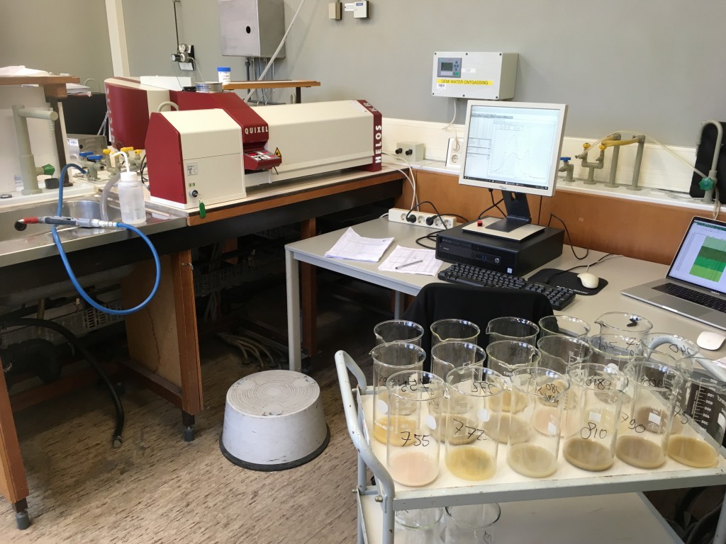 Het HELOS laser-diffractie korrelgrootte instrument in het Sedimentologie Lab van de Vrije Universiteit Amsterdam. Dit instrument werd gebruikt om de korrelgrootte-eigenschappen te meten van de Krijt-Paleogeen sedimenten die op de voorgrond zijn afgebeeld  (foto: Pim Kaskes).