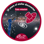 Logo rond de la mission Gaia de l'ESA pour son 10e anniversaire, avec une illustration dessinée (de gauche à droite) d'une personne, d'une galaxie et du satellite Gaia, avec la carte de la Galaxie faite par Gaia à l'arrière-plan.