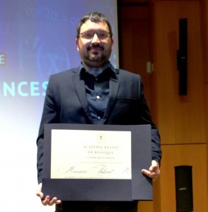 Thibault Merle recevant son Prix Paul et Marie Stroobant 2023 de l'Académie royale de Belgique