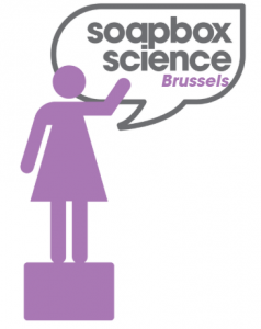 Paars pictogram van een vrouw op een podium met een bel waarin “Soapbox Science Brussels” staat geschreven