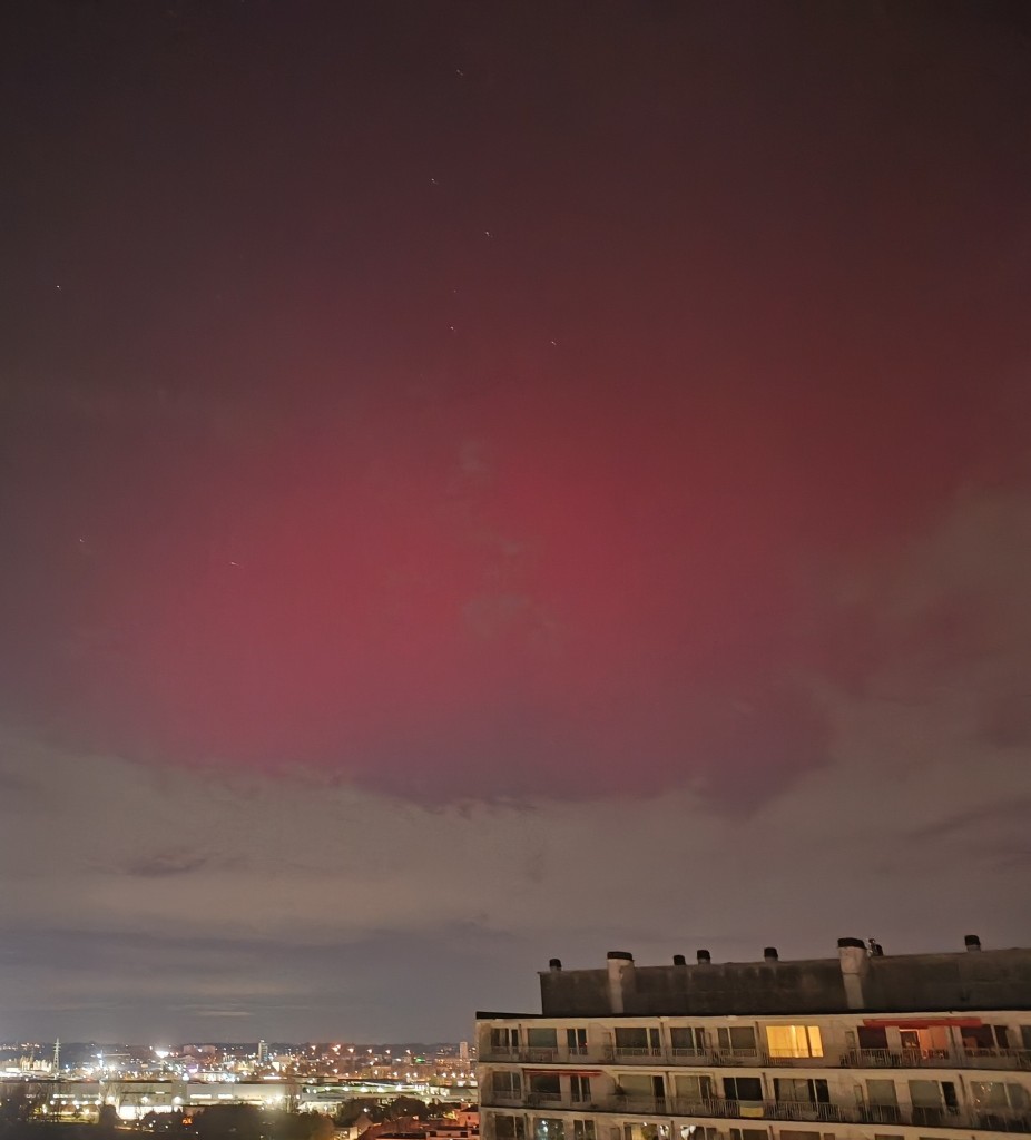 Een roodachtige hemel boven een stad