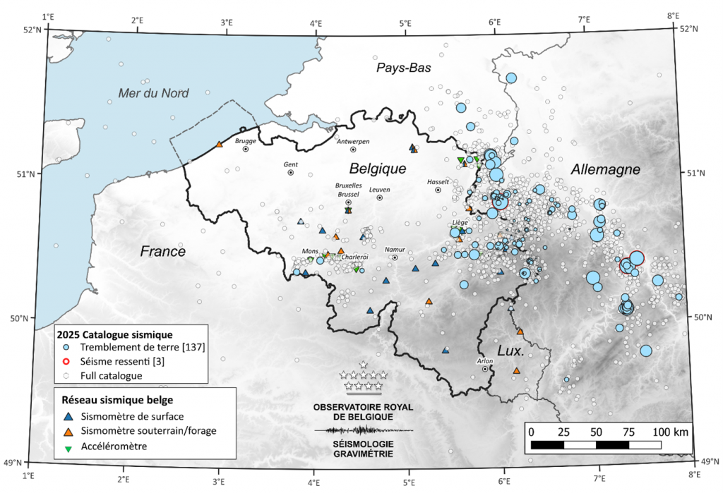 Carte de la Belgique et des environs avec des points indiquant les tremblements de terre et les événements sismiques et des points indiquant le catalogue sismique belge.