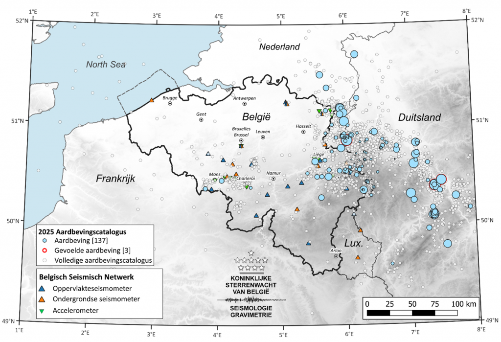 Kaart van België en omgeving met stippen die aardbevingen en seismische gebeurtenissen aangeven en stippen die de Belgische seismische catalogus aangeven.