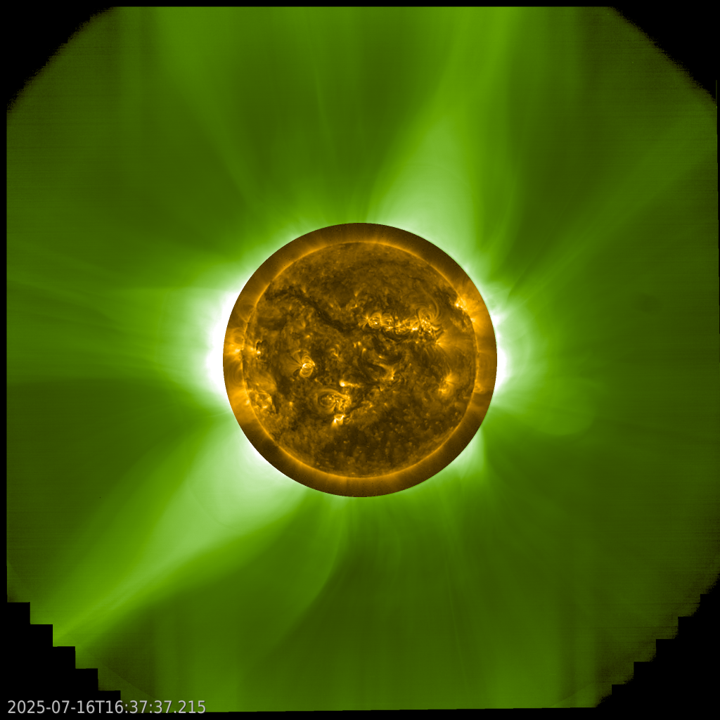 Une image carrée avec le Soleil au centre. Le Soleil apparaît jaune, avec des régions claires et sombres. Cette image centrale est entourée d’une autre image en vert, montrant des arcs et des rayons verts lumineux s’étendant depuis le Soleil. Deux grands rayons se distinguent en haut au centre-droite et en bas à gauche.