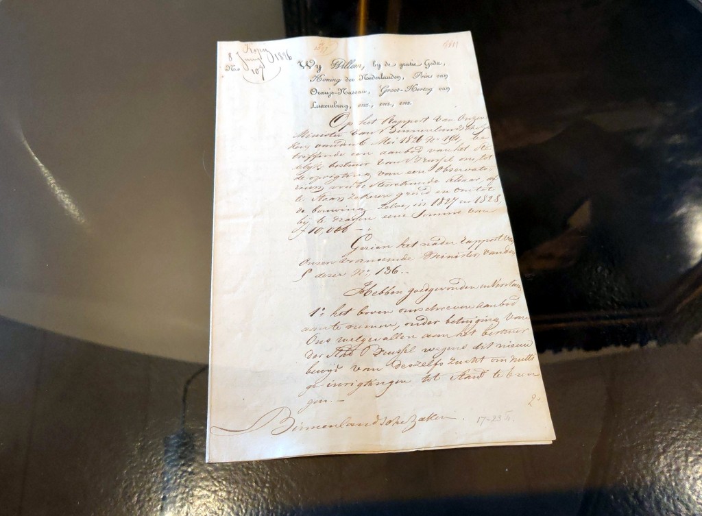 Vieille feuille de papier avec du texte en néerlandais.