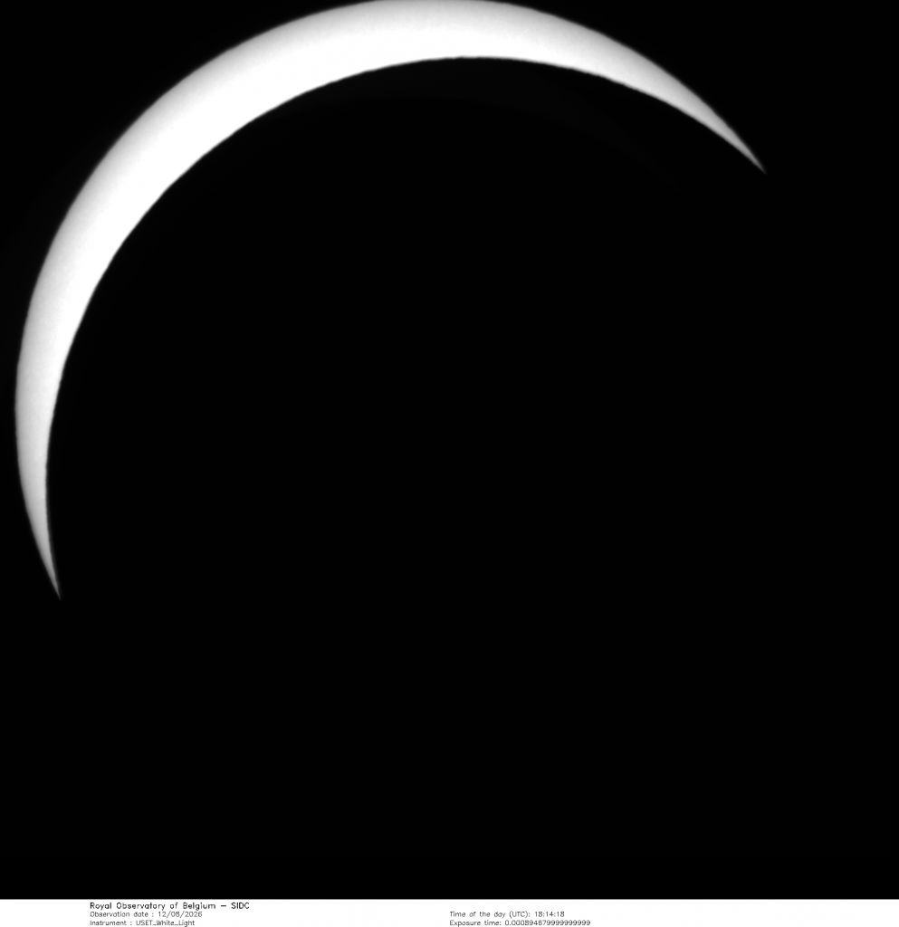 Een zwarte schijf die bijna 90 % van een witte schijf bedekt